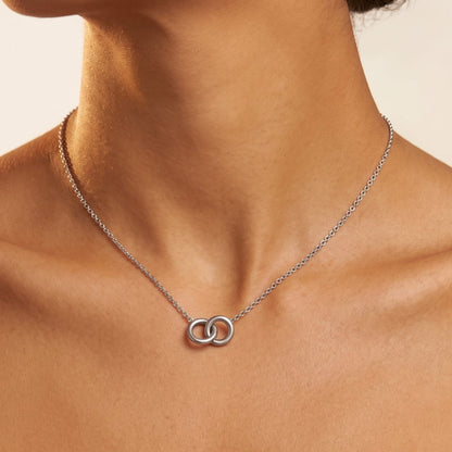 Woman wearing the Colette interlocking rings silver necklace at the collarbone
