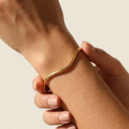 Lucinda Gold Bangle - Joie d’Or