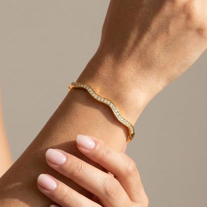 Amélie Wave Crystal Bangle - Joie d’Or