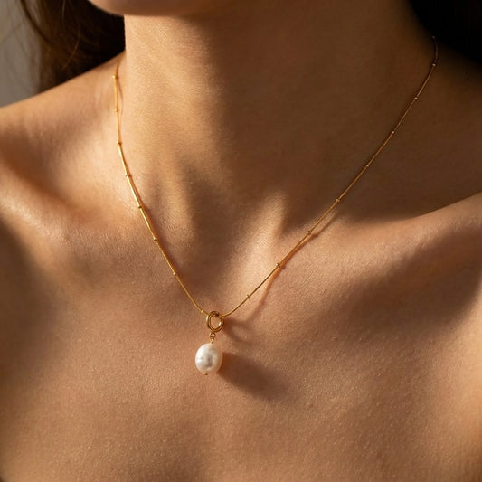 Léa Oval Pearl Charm Necklace