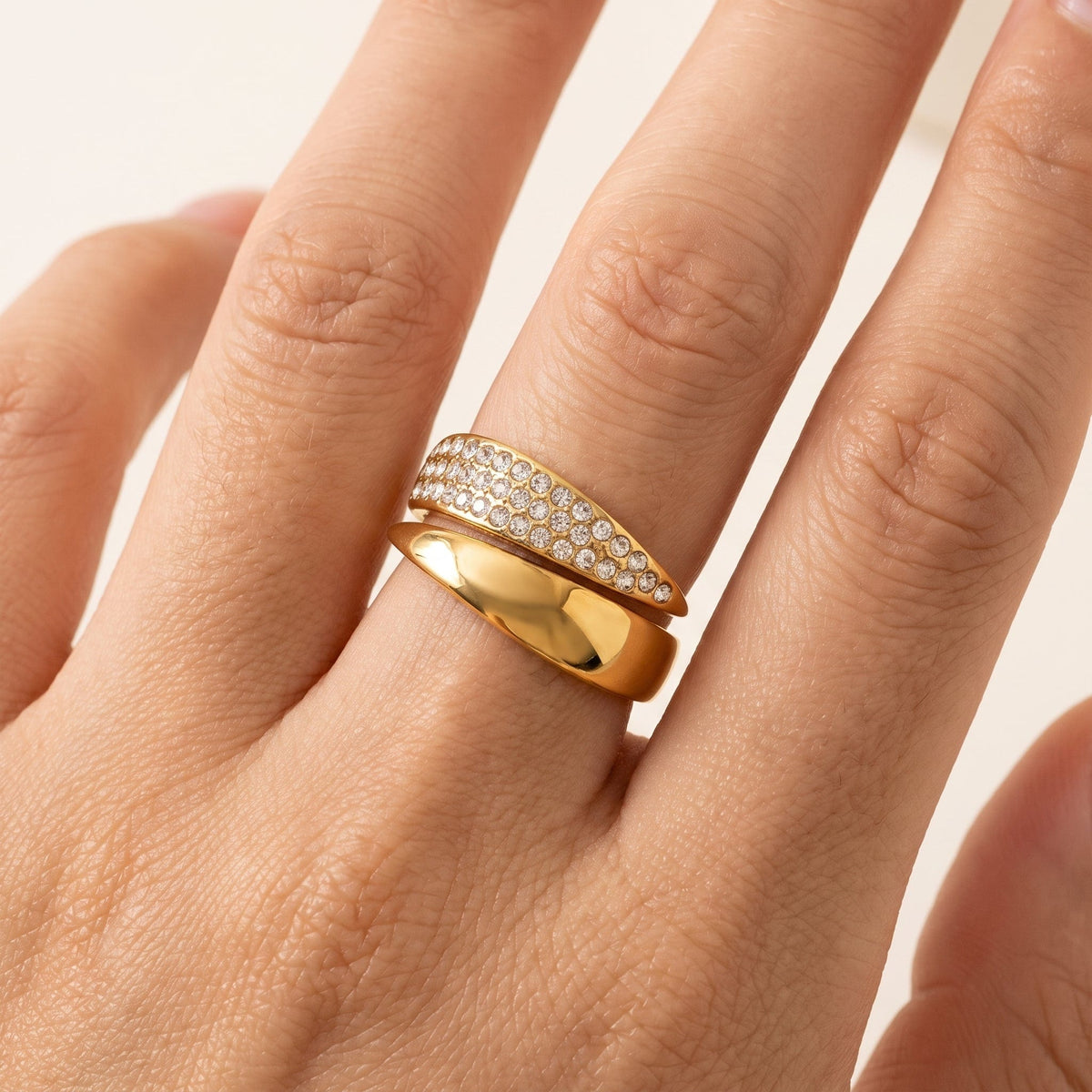 Woman wearing the Evelyne pavé wrap gold ring on the hand