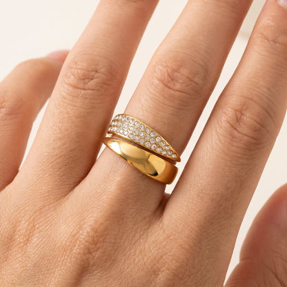 Woman wearing the Evelyne pavé wrap gold ring on the hand