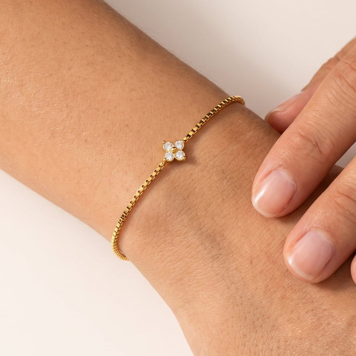 Woman wearing the Flora single clover gold bracelet on the wrist