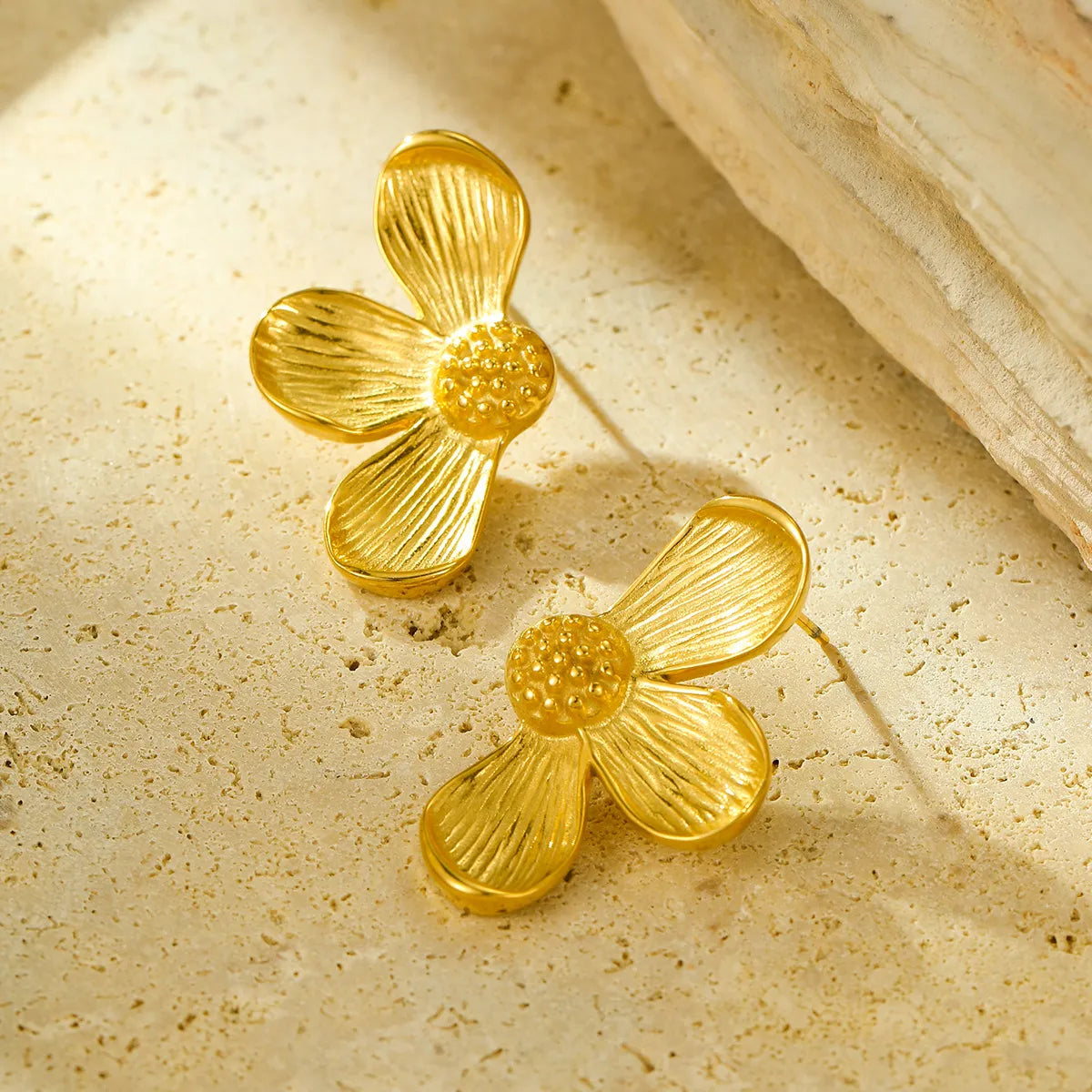 Éden Petal Gold Earrings