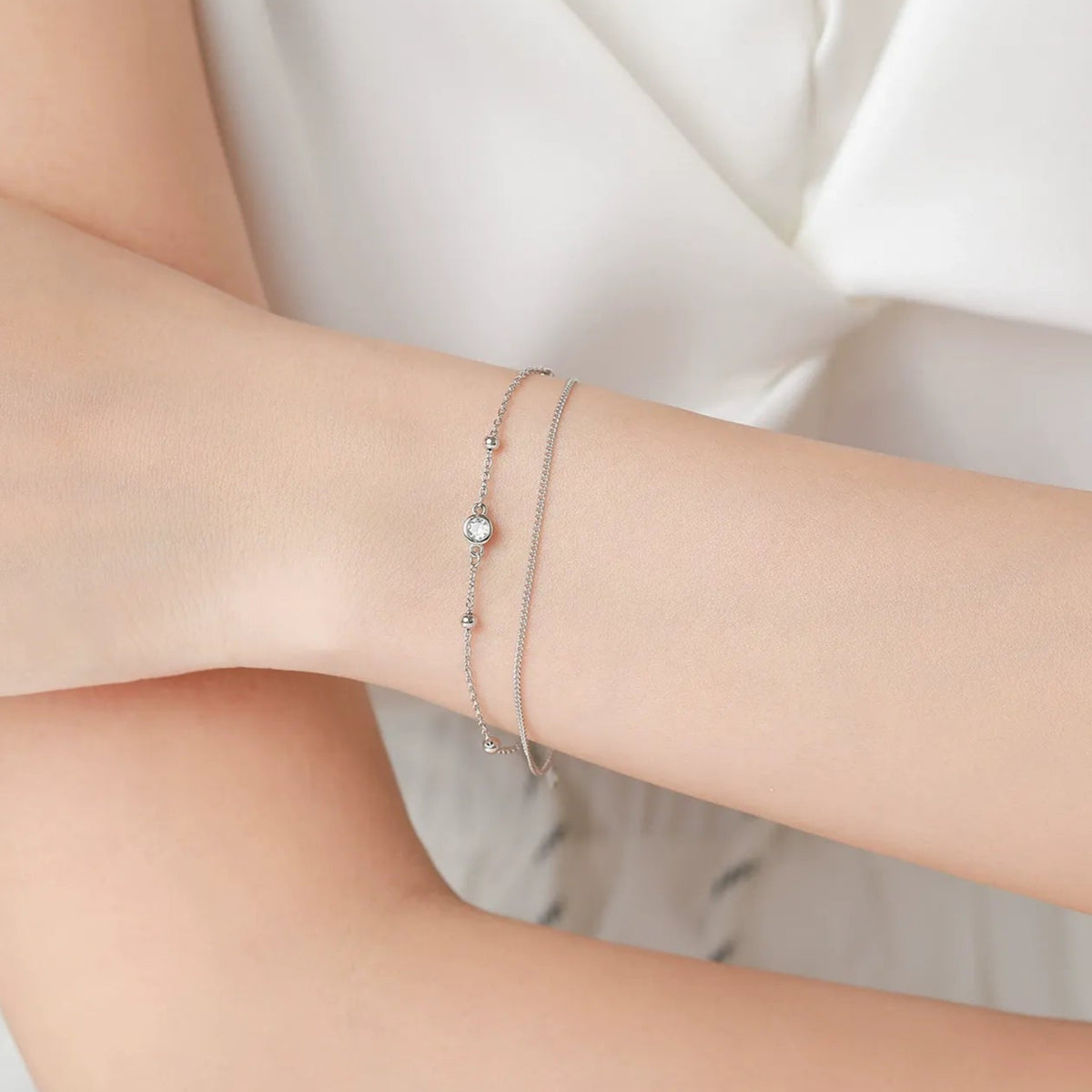 Amélie Silver Beads bracelet on the wrist, a beaded chain with one bezel crystal beside a plain chain