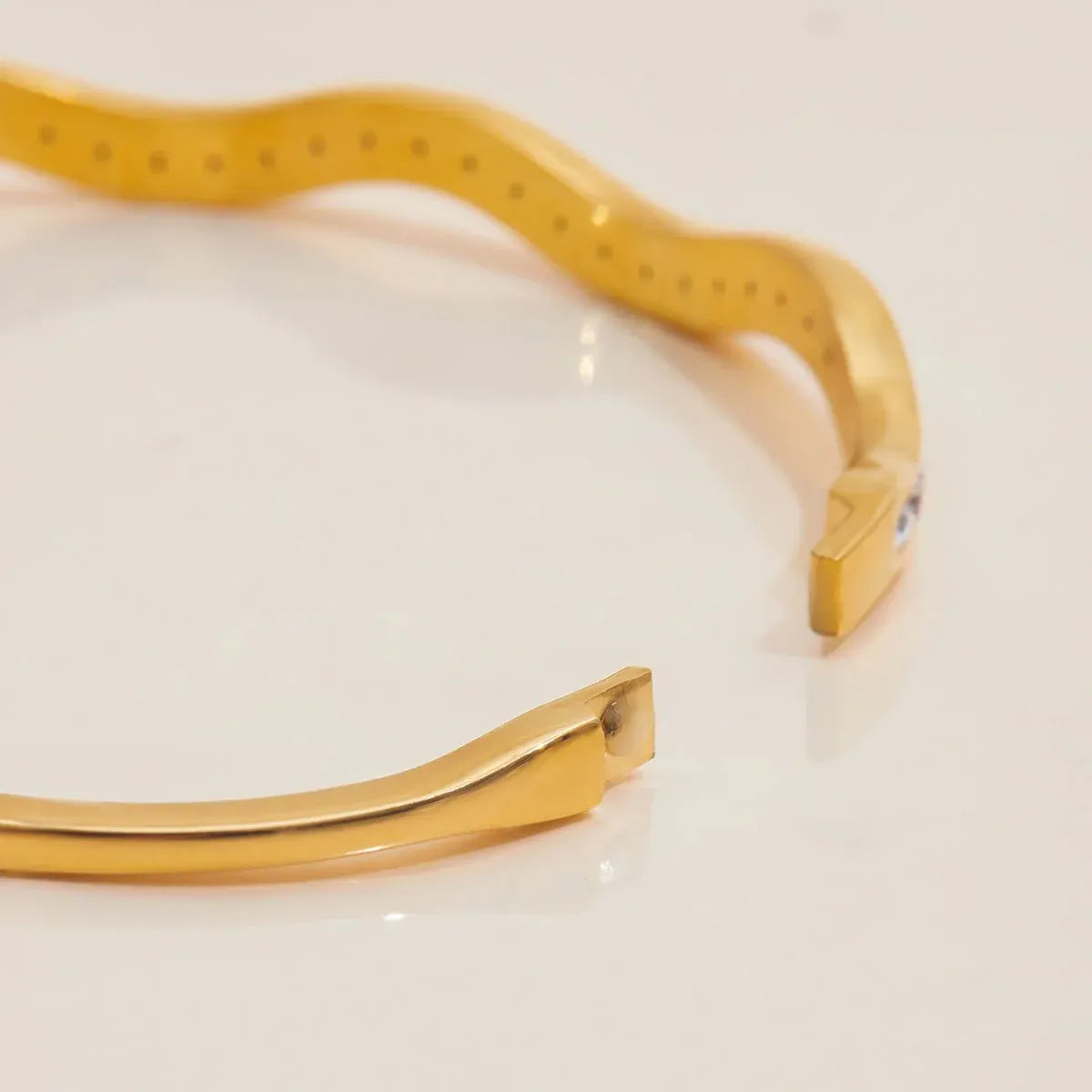 Amélie Wave Crystal Bangle