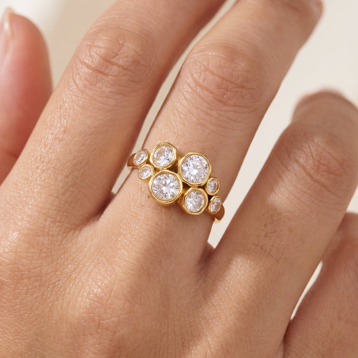 Woman wearing the Louise bubble cluster gold ring on the hand