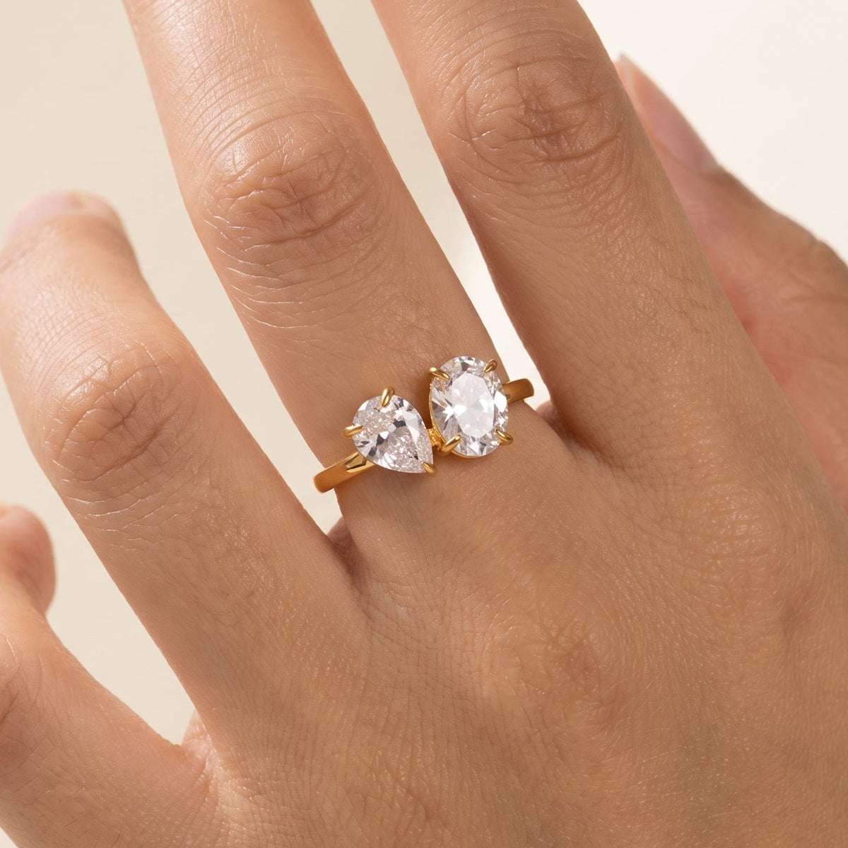 Woman wearing the Manon pear duo gold ring on the hand