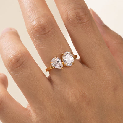 Woman wearing the Manon pear duo gold ring on the hand