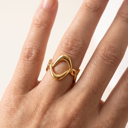 Woman wearing the Ophélie twisted wave gold ring on the hand