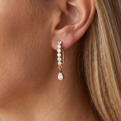 Woman wearing the Solène crystal drop gold earrings on the ear